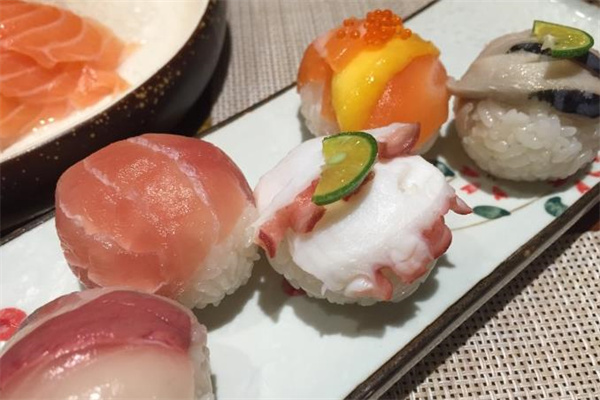 彩真-活鱼寿司
