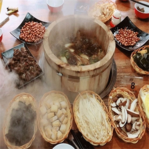 诱回头喷泉火锅