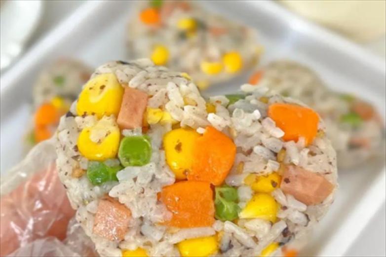 小小人家炸酱面拌饭馆加盟